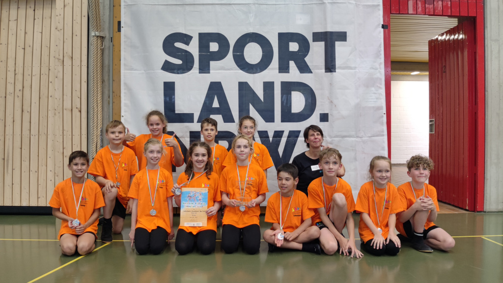 Hinten von links: Jonah Arndt, Peaches Lembcke, Toni Biskoping, Clara Hachmann, Christa Wolf
Vorne von links: Lenny Kraas, Emma Batroff, Polina Kernasovska, Madita Zahlten, Sebastian Hennecke, Pit Hesse, Greta Schauerte und Paule Baust